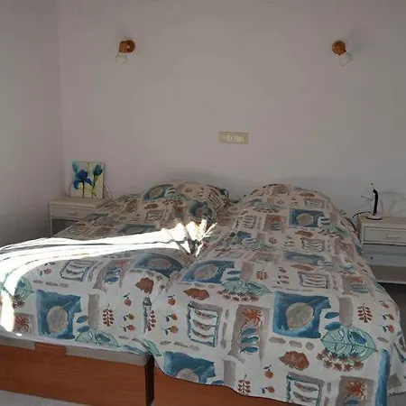 Carla Locdenia Villa *